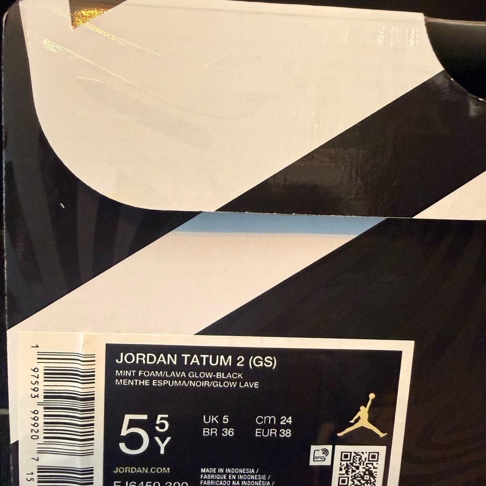 Barely worn, Jordan Tatum 2 Mint Foam/lava Glow Black, size 5.5Y - Picture 8 of 8